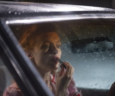 - Podoba mi się to, że różni ludzie znają mnie z różnych aspektów mojej aktywności - aktorka mówiła niedawno w rozmowie z "New York Timesem". - Tak zwane "ważne figury" znają filmy niezależne z moim udziałem. Dzieciaki pamiętają mnie z komedii familijnej "Hania Humorek nie wyjeżdża na wakacje", gdzie zagrałam ciotkę Opal. A chłopcy zazwyczaj zaczepiają mnie i proszą o autograf w związku z moją rolą w "Kac Vegas".