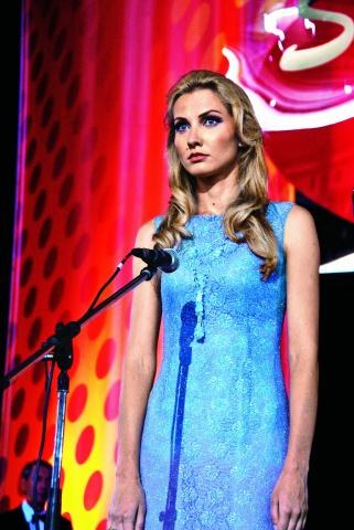 Joanna Moro jako Anna German - zmierzyła się z legendą Podobieństwo aktorki do Anny German jest uderzające. Joanna Moro nauczyła się też śpiewu techniką artystki. /Mat. Prasowe