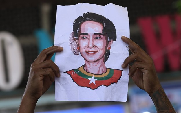Podobizna Aung San Suu Kyi na jednym z transparentów /NARONG SANGNAK    /PAP/EPA
