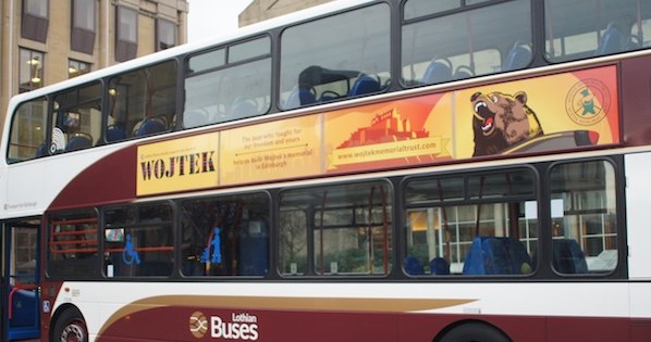 Podobizna niedźwiedzia Wojtka na autobusie /www.theedinburghreporter.co.uk /