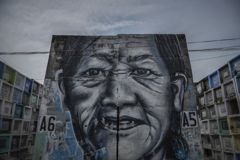 Podobizna prezydenta Duterte nie bez powodu zdobi jeden z cmentarnych murów... /East News
