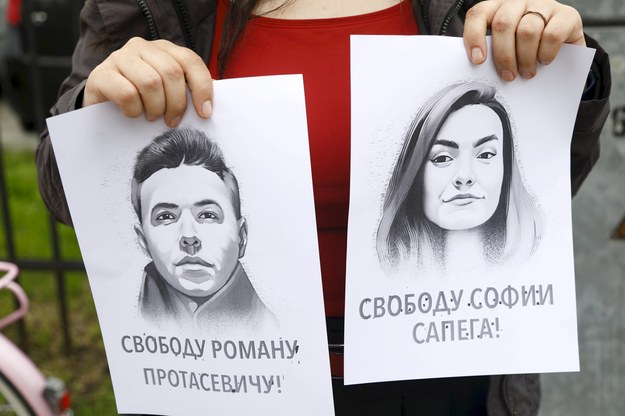 Podobizny Ramana Pratasiewicza i Sofii Sapiegii przyniesione na protest w Rydze w maju 2021 r. /TOMS KALNINS  /PAP/EPA