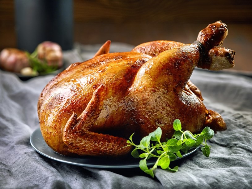 Podobnie możesz przygotować udka kurczaka. Obsmaż je wcześniej na patelni, a w trakcie pieczenia podlej 2-3 łyżkami wermutu. /123RF/PICSEL