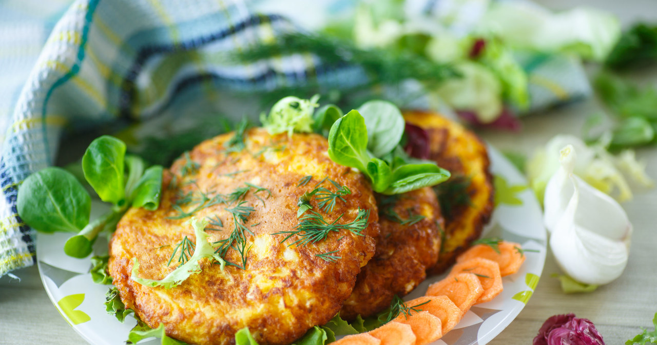 Podobnie przyrządzisz seler. Ugotuj go wcześniej z algami nori (do sushi) i owiń nimi przed smażeniem, a będzie smakować jak ryba. /123RF/PICSEL