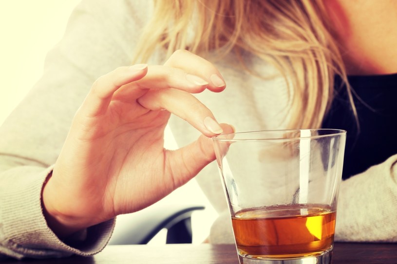 Podobno kobiety piją zupełnie inaczej niż mężczyźni. Tak w każdym razie utrzymują specjaliści /123RF/PICSEL