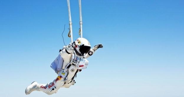 Podobnych kombinezonów używa się w kosmosie.   Fot. Red Bull Stratos /materiały prasowe