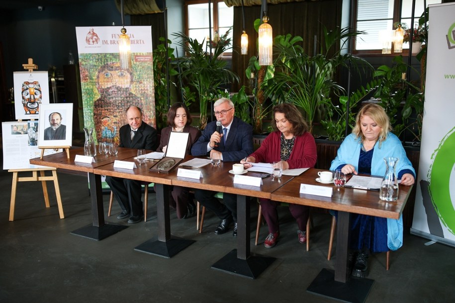 Podopieczny Schroniska dla Niepełnosprawnych w Radwanowicach Krzysztof Sieprawski, prezes Fundacji im. Brata Alberta Małgorzata Urbanik, przewodniczący Rady Fundacji im. Brata Alberta Jan Bujnowicz, prezes fundacji „Mimo Wszystko” Anna Dymna oraz wokalistka Lidia Jazgar podczas konferencji prasowej 26. Festiwalu Twórczości Teatralno-Muzycznej Osób z Niepełnosprawnością Intelektualną „Albertiana”