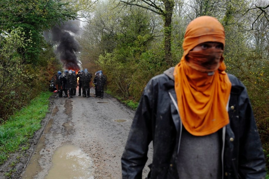 Podpalane są opony, a protestujący obrzucają butelkami z benzyną pojazdy policjantów, którzy odpowiadają granatami ogłuszającymi i gazem łzawiącym /THIBAULT VANDERMERSCH /PAP/EPA