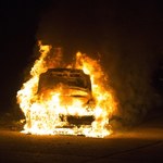 Podpalenie samochodów i pobicie. Możliwe porachunki na niewyjaśnionym tle 