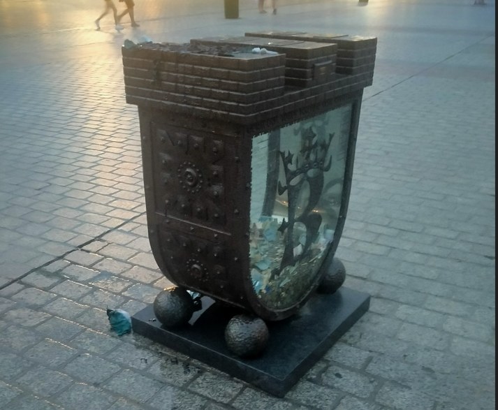 Podpalił kurtkę, którtą odłożył na skarbonkę SKOZK /FB Straży Miejskiej w Krakowie /