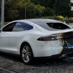 Brzeg Podpalił teslę i wpadł. Zaskakujące kulisy sprawy z Opolszczyzny