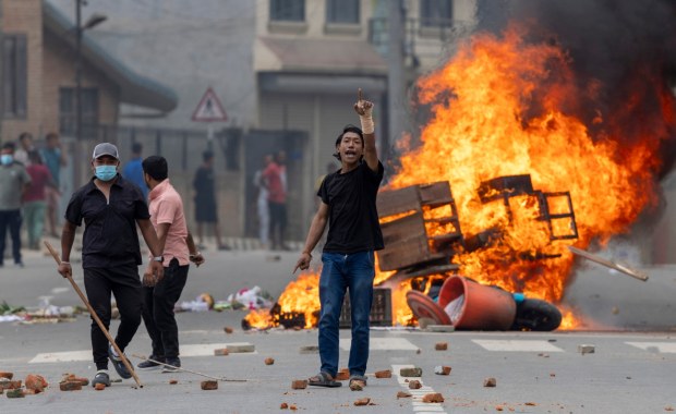 Podpalili gmach parlamentu, lotnisko zamknięte. Dymisja premiera