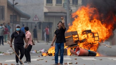 Podpalili gmach parlamentu, lotnisko zamknięte. Dymisja premiera