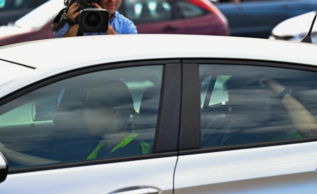 Podpalone ciało mężczyzny na drodze. Zmiana zarzutu dla proboszcza 