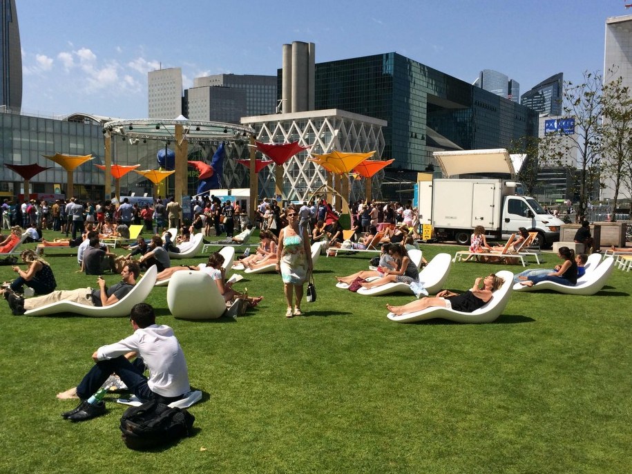 Podparyska dzielnica biznesu przypomina wakacyjny kurort /Marek Gładysz /RMF FM