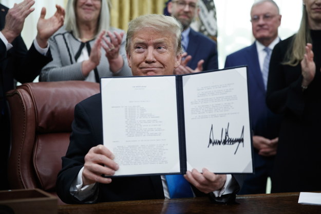 Podpis prezydenta pod dokumentem otwierającym drogę do powstania sił kosmicznych USA /SHAWN THEW    /PAP/EPA
