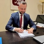 "Podpisane i wysłane". Wniosek wpłynął do Brukseli tuż przed północą