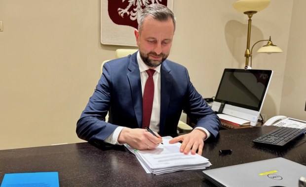 "Podpisane i wysłane". Wniosek wpłynął do Brukseli tuż przed północą