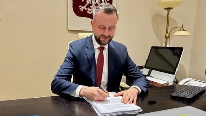 "Podpisane i wysłane". Wniosek wpłynął do Brukseli tuż przed północą