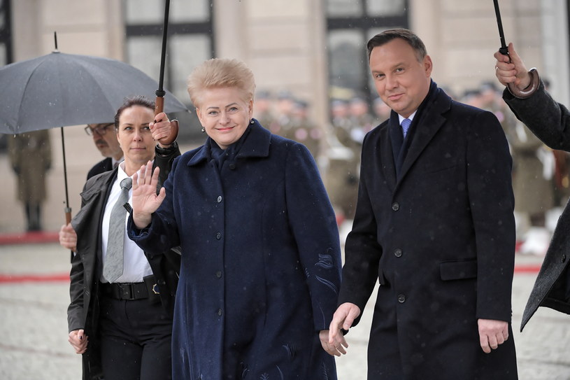 Podpisanie dokumentów odbyło się w obecności prezydentów Polski i Litwy. Na zdjęciu Andrzej Duda i Dalia Grybauskaite /Marcin Obara /PAP