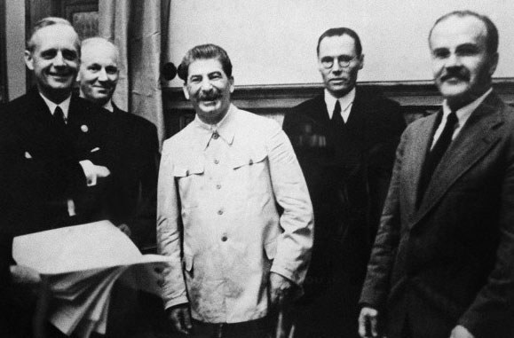 Podpisanie paktu o nieagresji pomiędzy sowiecką Rosją i III Rzeszą, zwanego paktem Ribbentrop-Mołotow. /AFP