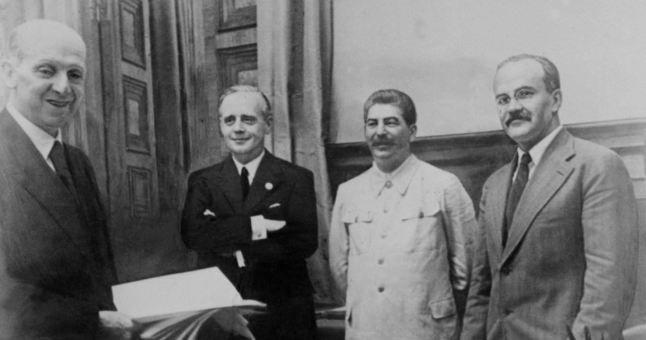 Podpisanie paktu Ribbentrop-Mołotow. Od lewej: Friedrich Gaus, Joachim von Ribbentrop, Józef Stalin i Wiaczesław Mołotow /AFP