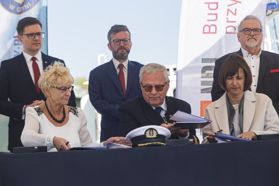 Podpisanie umowy na pogłębienie toru wodnego /materiały prasowe NDI /