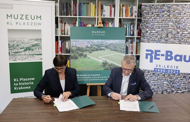 Podpisanie umowy na zagospodarowanie terenu:  Monika Bednarek (Muzeum KL Plaszow) i Andrzej Tombiński, prezes Zarządu RE-Bau /Muzeum KL Plaszow (w organizacji) /