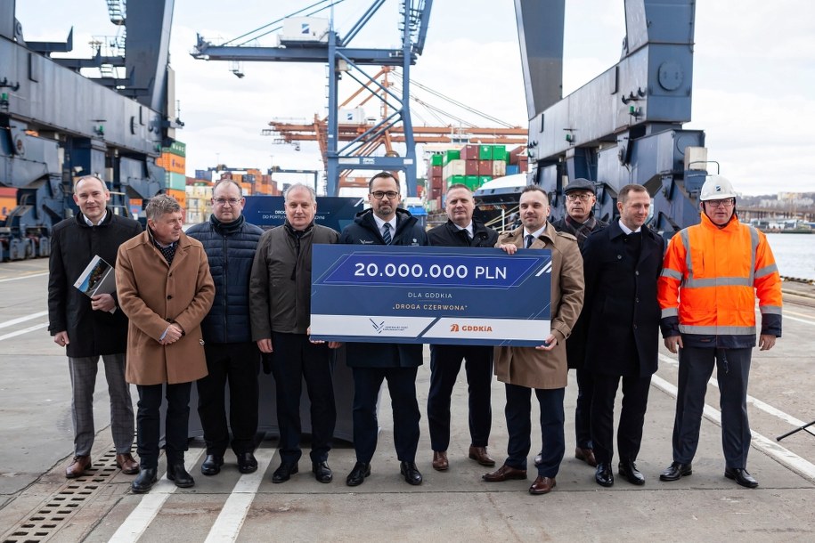 Podpisanie umowy w sprawie finansowania prac przygotowawczych dla budowy Drogi Czerwonej w Gdyni. /PAP