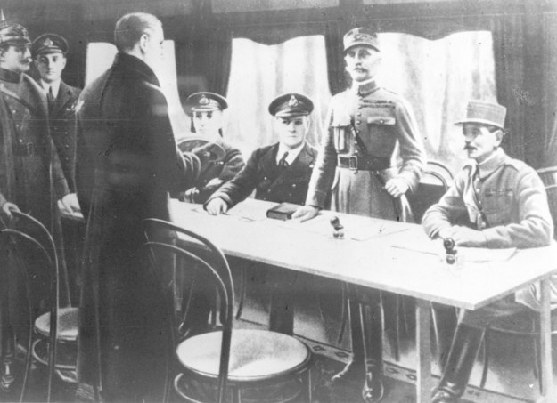 Podpisanie zawieszenia broni w wagonie w Compiegne. Stoi marszałek Foch, przed nim - po lewej przedstawiciele strony niemieckiej /CAF /PAP