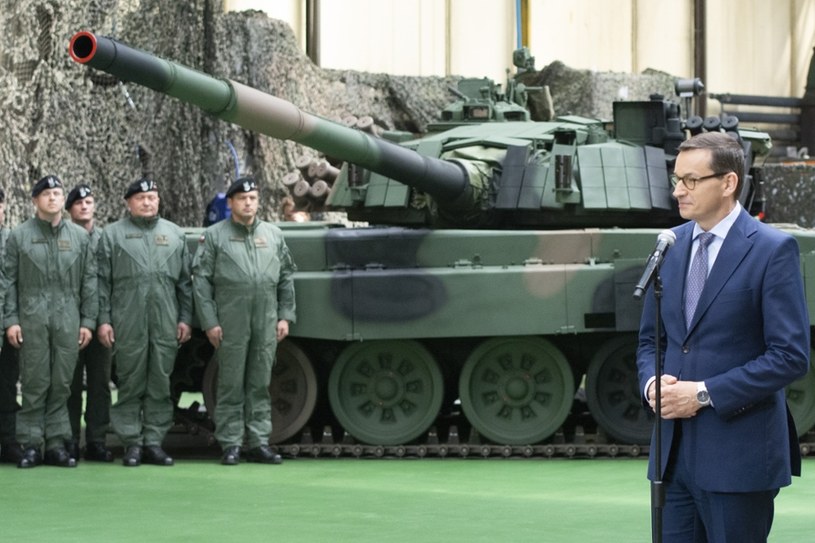 Podpisaniu umowy na modyfikację T-72 nadano uroczysty charakter. Przemawiał m.in. premier Morawiecki /Michał Dubiel /Reporter