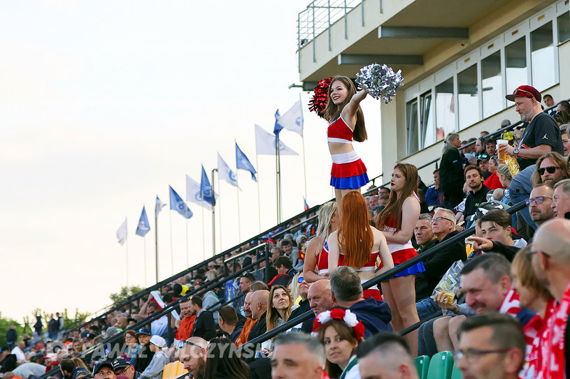 Podprowadzające usunęli. Półnagie cheerleaderki tańczą dalej