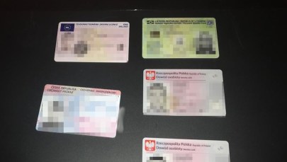 Podrabiali dokumenty i sprzedawali je jako "okazy kolekcjonerskie". 5 osób zatrzymanych