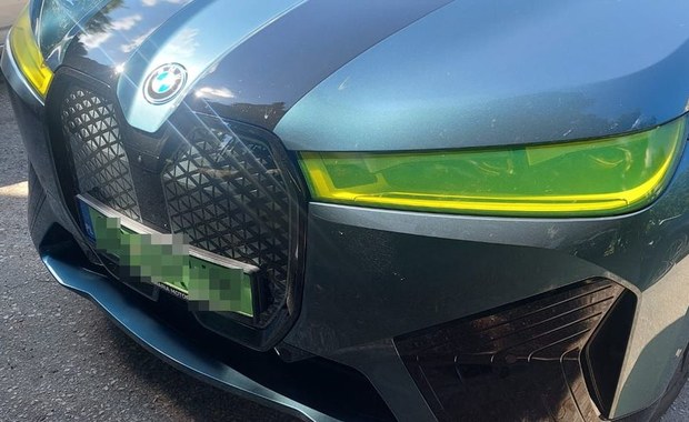 Podrasowane bmw miało zielone reflektory 