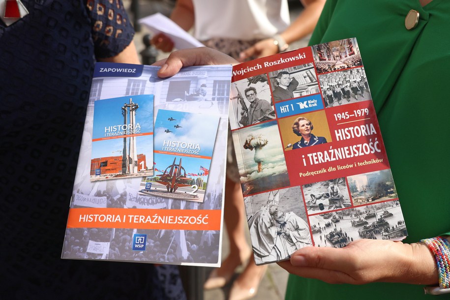 Podręcznik prof. Wojciecha Roszkowskiego prezentowany podczas konferencji prasowej posłanek KO przed Ministerstwem Edukacji i Nauki - 19 sierpnia 2022 r. / 	Leszek Szymański    /PAP