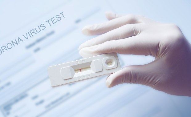 Podrobili testy, aby uniknąć kwarantanny?