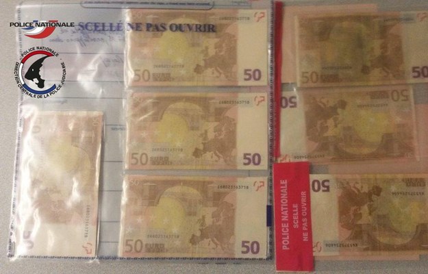 Podrobione banknoty skonfiskowane w domu schwytanego przestępcy /Francuska policja /RMF FM