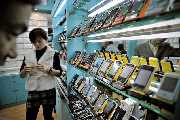 Podrobione iPhone'y w jednym ze sklepów w Szanghaju /AFP