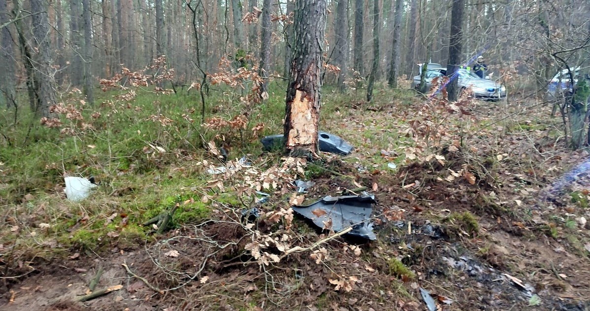 Podróż autem zakończyła się na drzewie, ale mężczyzna podjął jeszcze próbę ucieczki pieszo. /Policja Kujawsko-Pomorska /Policja