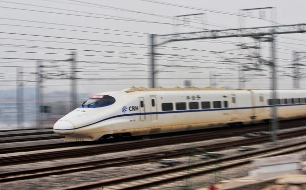 Podróż pociągiem z prędkością 350 km/h będzie możliwa dopiero w 2020 roku /AFP