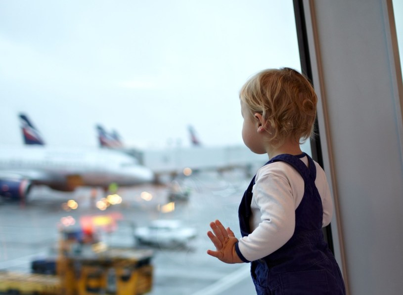 Podróż samolotem budzi niepokój dzieci /123RF/PICSEL