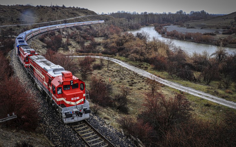 Podróż takim pociągiem nie należy do najtańszych. Okazuje się jednak, że chętnych nie brakuje, a bilety trzeba bukować z wyprzedzeniem /Metin Aktas/Anadolu Agency  /Getty Images