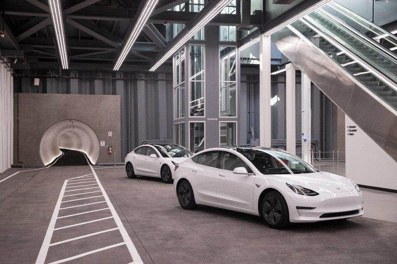 Podróż tunelami Elona Muska odbywa się tylko samochodami Tesli i to z kierowcą. W przyszłości mają się pojawić specjalne, autonomiczne pojazdy. /domena publiczna