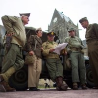 Zebranie przed kościołem Sainte-Mere-Eglise w Normandii