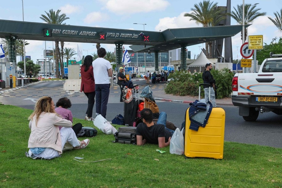 Podróżni czekają przy swoich bagażach na izraelskim lotnisku Ben Gurion /JACK GUEZ/AFP/East News /East News