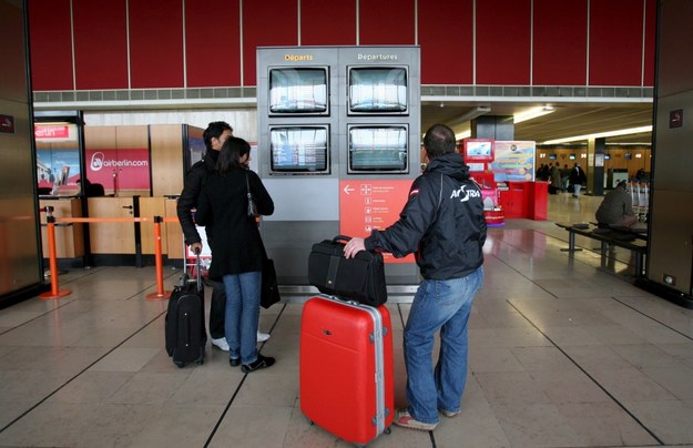 Podróżni czytają rozkład odlotów na paryskim lotnisku Orly /LUCAS DOLEGA   /PAP/EPA