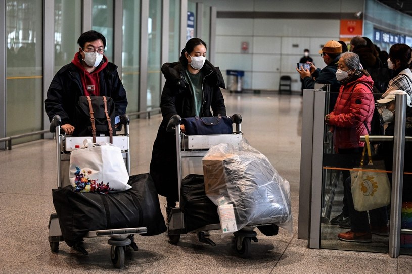 Podróżni, którzy przybywają do Państwa Środka samolotami, promami i przez granice lądowe, nie muszą już przechodzić kwarantanny /NOEL CELIS /AFP