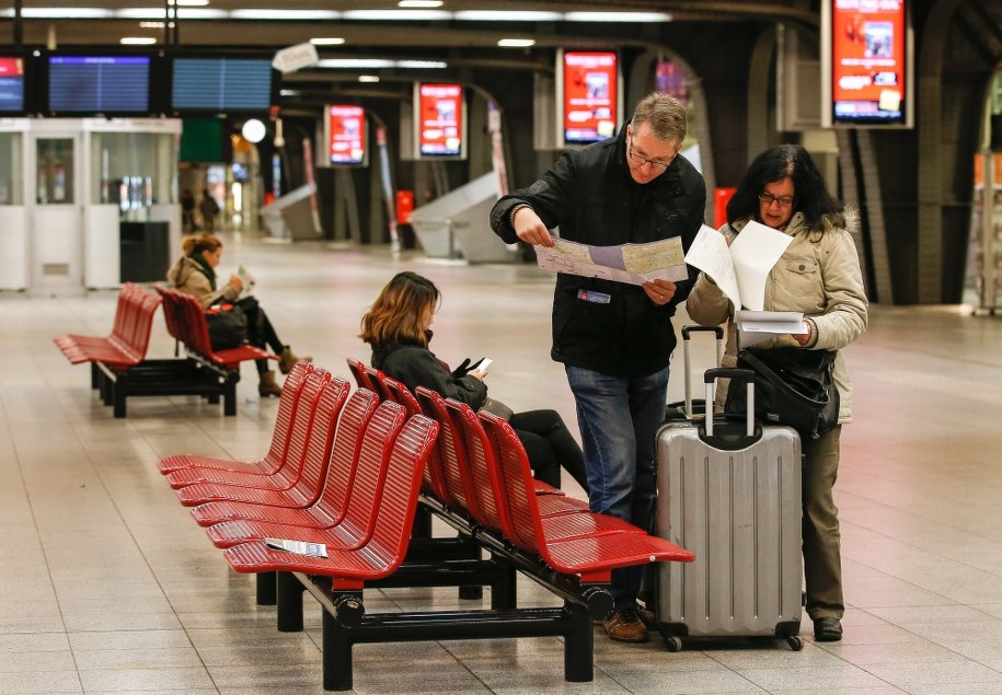 Podróżni na dworcu kolejowych w Brukseli /JULIEN WARNAND /PAP/EPA