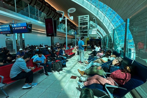 Podróżni na lotnisku w Dubaju (zdj. z wczoraj) /AFP /East News