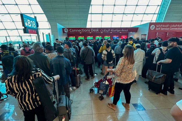 Podróżni na lotnisku w Dubaju /AFP /East News